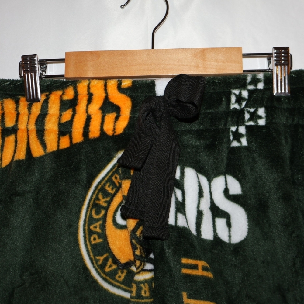 Green Bay Packers Green Plush Lounge Shorts With Pockets. - Picture 4 of 6